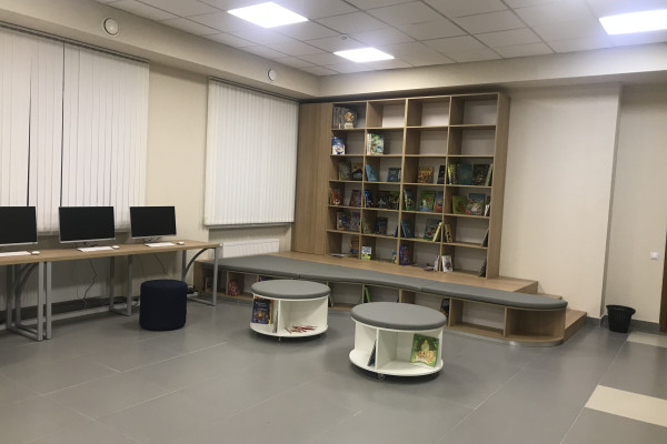 Книжкова шафа та робочий стіл