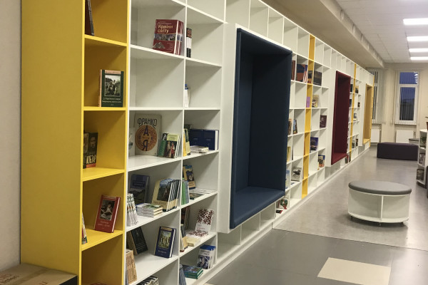 Книжкова шафа