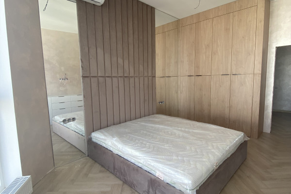 Ліжко з настінними панелями